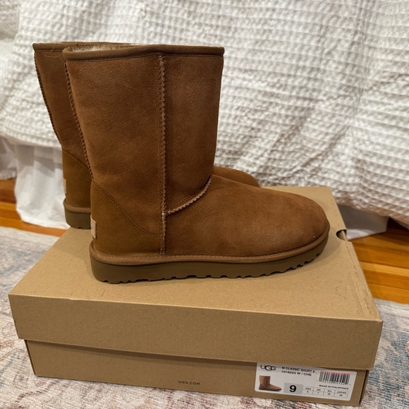 Ugg Classic Short Boots Size 9 - Picture 2 of 11